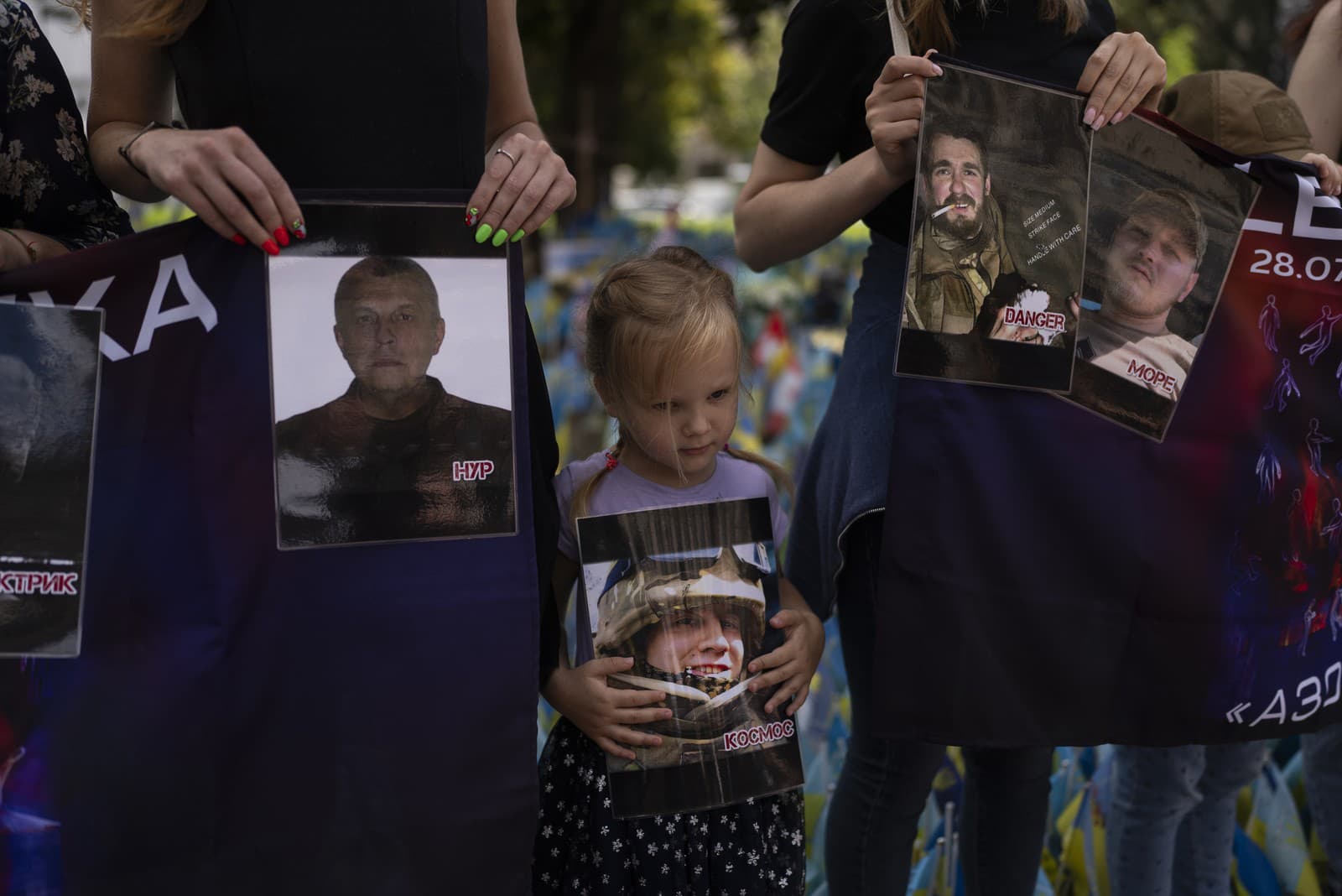Rodinní príslušníci a priaznivci sa zišli pri príležitosti prvého výročia útoku na budovu väznice v Olenivke na východe Ukrajiny, pri ktorom zahynuli desiatky ukrajinských vojenských väzňov. 