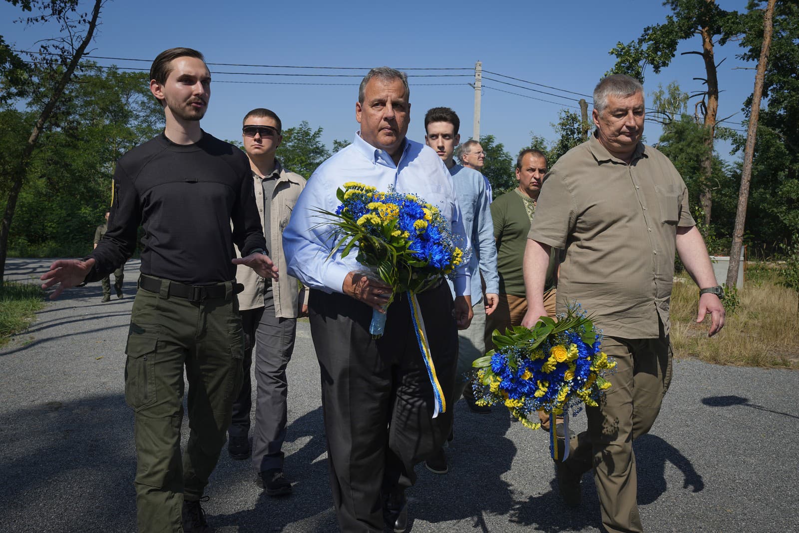 Republikánsky kandidát na prezidenta, bývalý guvernér New Jersey Chris Christie, sa zúčastňuje na ceremónii kladenia kvetov pri návšteve dediny Moshchun na okraji Kyjeva.