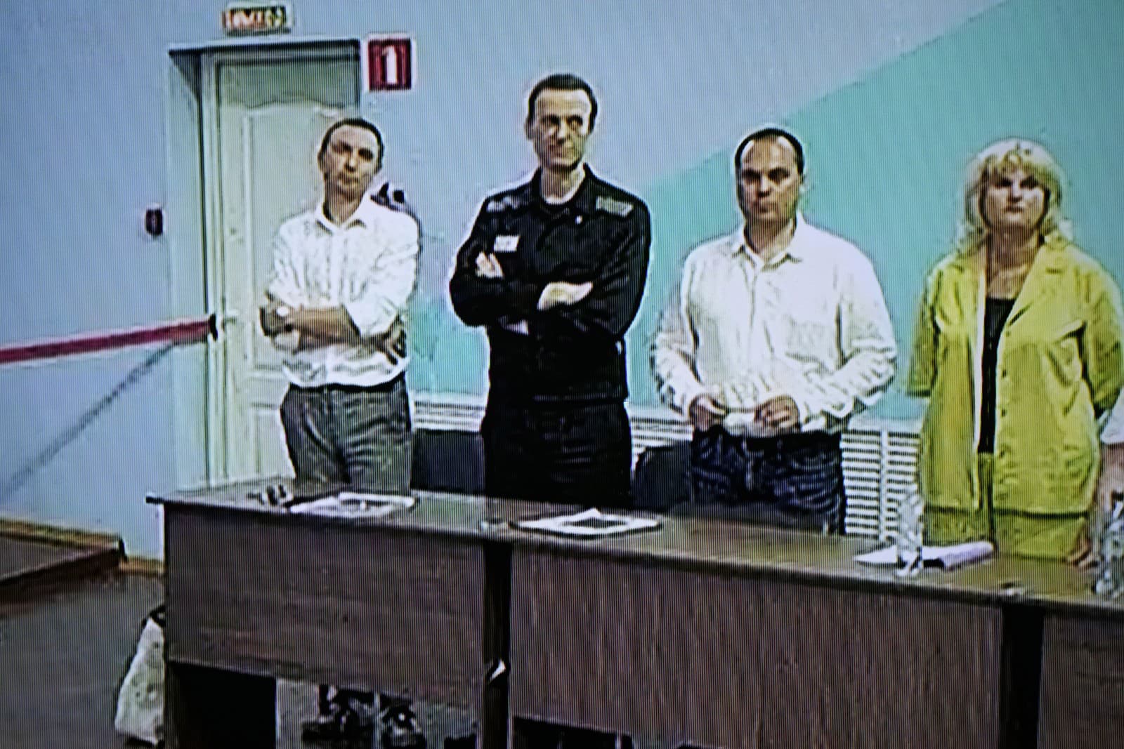 Ruský opozičný vodca Alexej Navaľnyj bol videný na televíznej obrazovke, ako hovorí so svojimi právnikmi, ako sa objavuje vo videu, ktoré poskytla ruská federálna väzenská služba, počas vypočutia v kolónii v Melekhove.