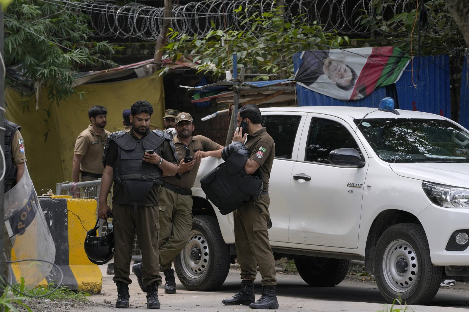 Policajti sa pripravujú na zaujatie pozície pred rezidenciou bývalého pakistanského premiéra Imrana Chána.
