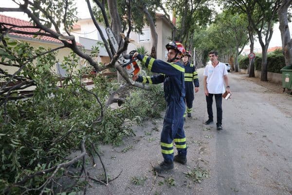 Hasiči odstraňujú popadané stromy po búrke so silným nárazovým vetrom v Zadare