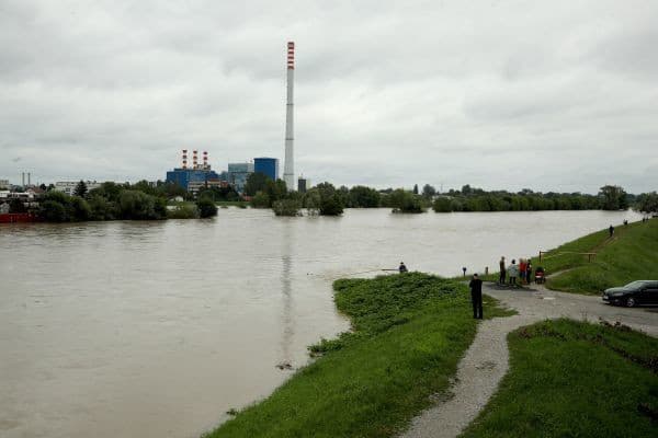 Stav vody rieky Sáva v Záhrebe, ktorej výška hladiny dosiahla v sobotu na obed 401 cm