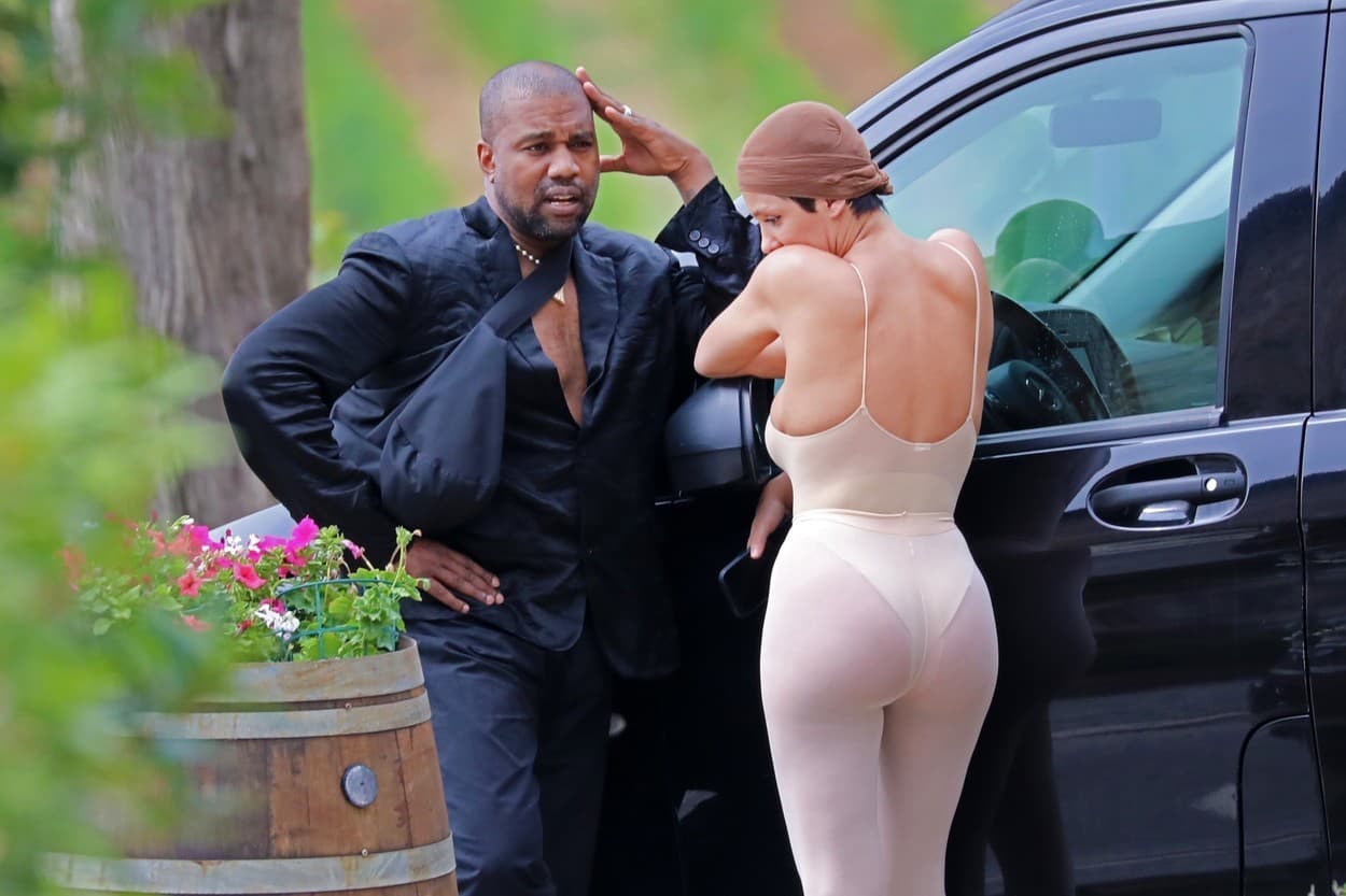 Odvážny outfit Kanyeho ženy: