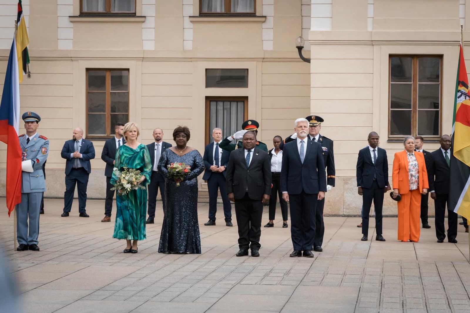 Eva Pavlová na stretnutí s mozambickým prezidentom Filipem Nyusim ohúrila v smaragdovozelených šatách od poprednej českej módnej návrhárky Blanky Matragi