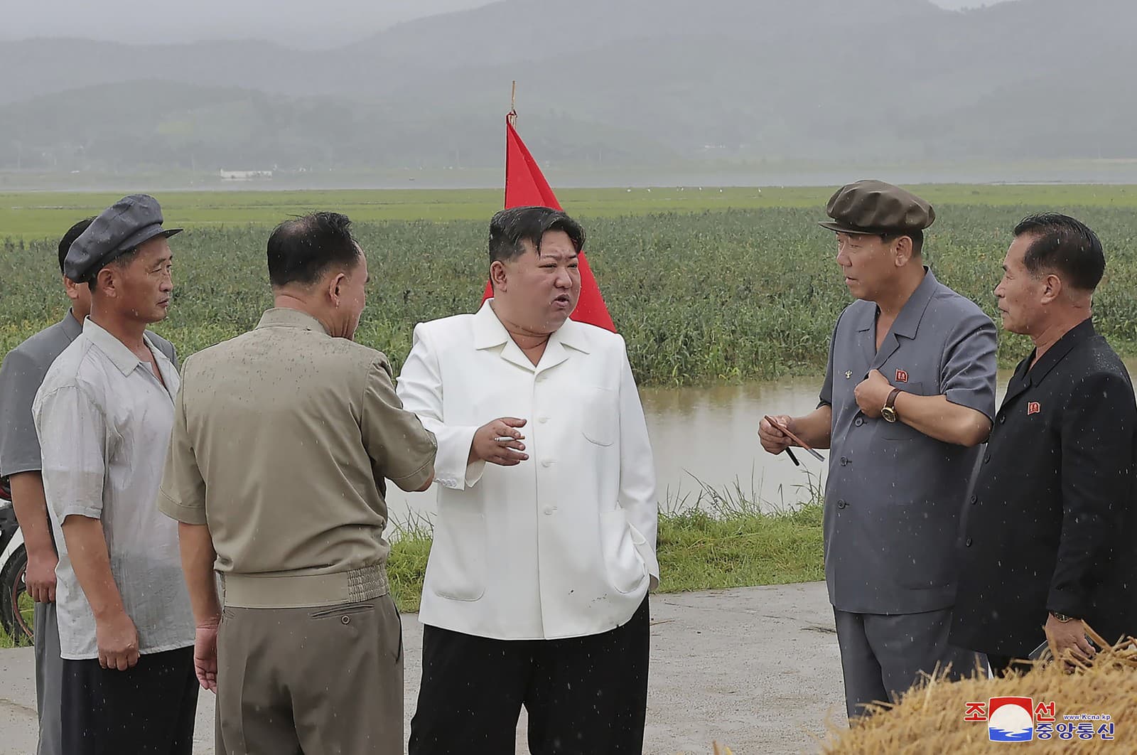 Kim-Čong un počas návštevy zbrojárskych závodov