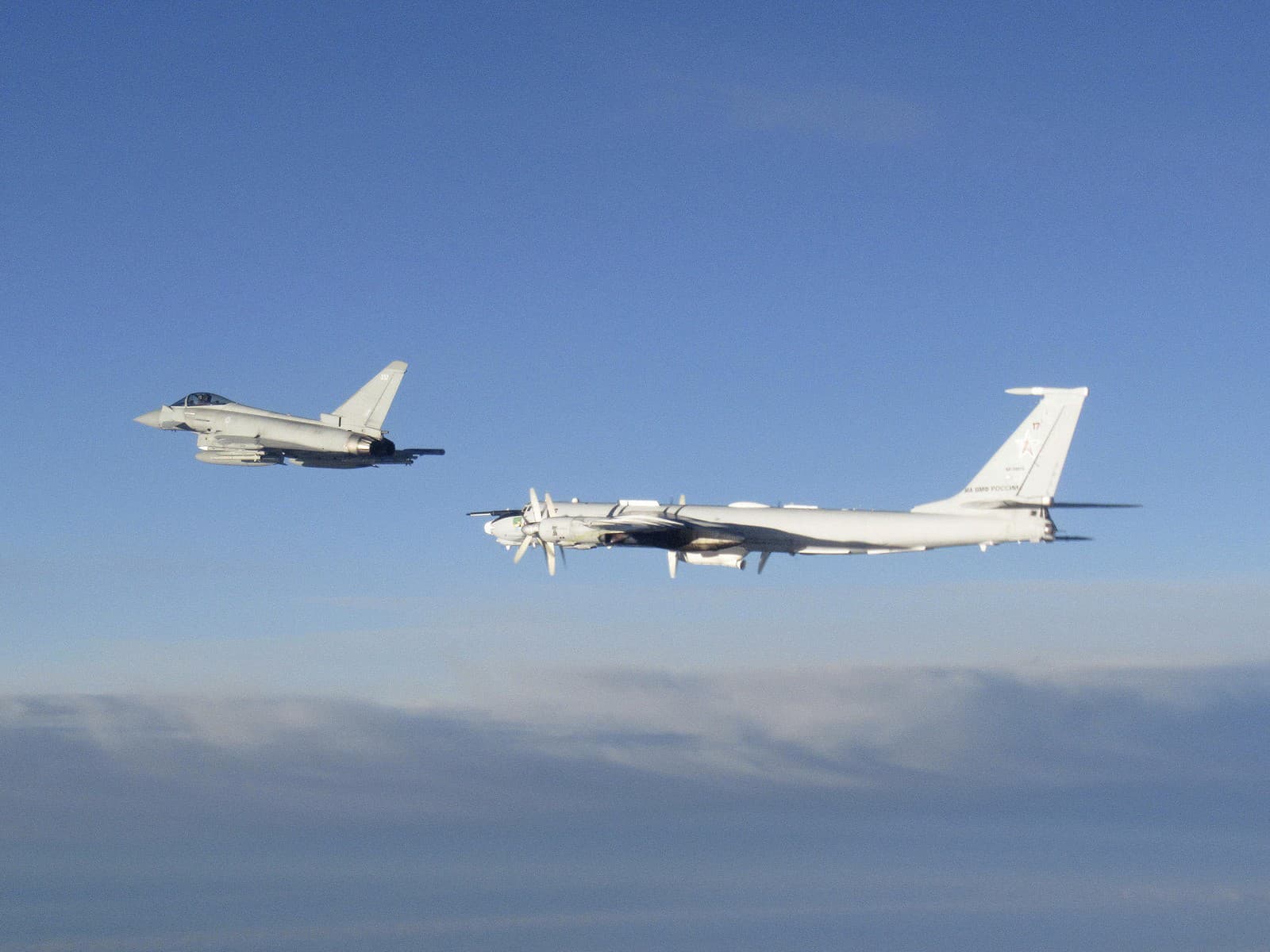 Stíhačka britských ozbrojených síl Typhoon (vľavo) monitoruje dva ruské bombardéry severne od Shetlandských ostrovov.