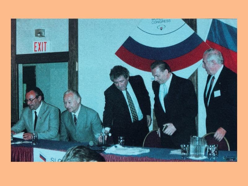 S delegáciou zo Slovenska na čele s A. Dubčekom, R. Schusterom a M. Čičom na Generálnom zhromaždení Svetového kongresu Slovákov v Toronte v roku 1990.