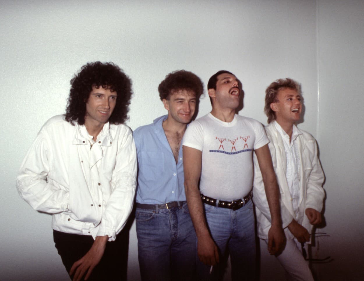 John Deacon (druhý zľava) s kapelou Queen