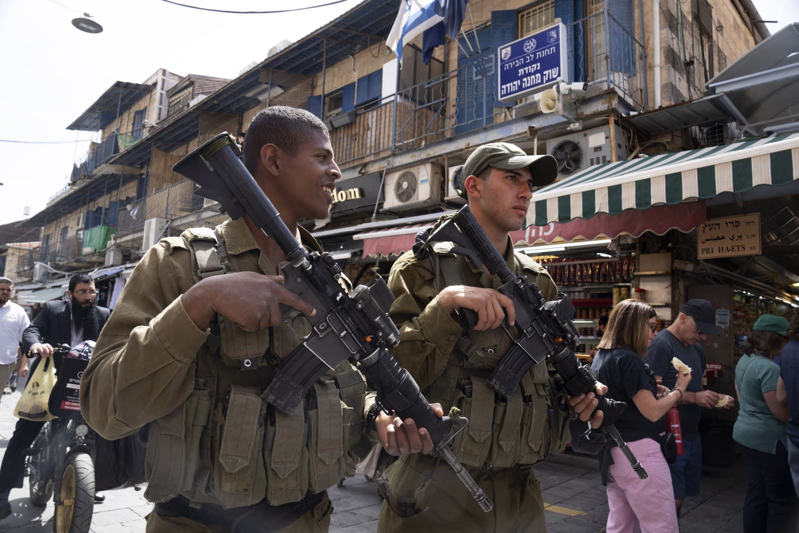 Izraelskí vojaci hliadkujú na trhovisku Mahane Yehuda v Jeruzaleme v rámci zvýšených bezpečnostných opatrení, v nedeľu 3. apríla 2022.