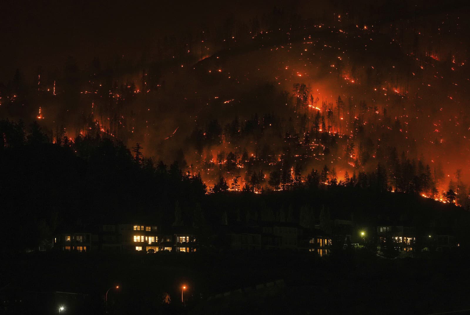 Kanadu sužuje viac než 1000 lesných požiarov