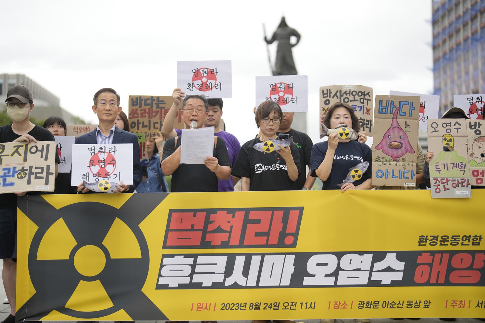Proti vypúšťaniu rádioaktívnej vody do oceánu protestujú viacerí aktivisti.