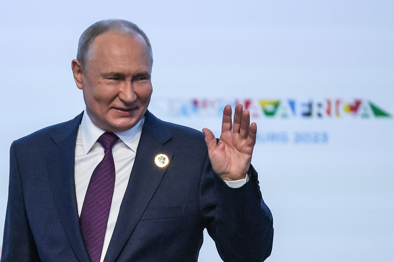 Vladimir Putin počas plenárneho zasadnutia na rusko-africkom summite v Petrohrade