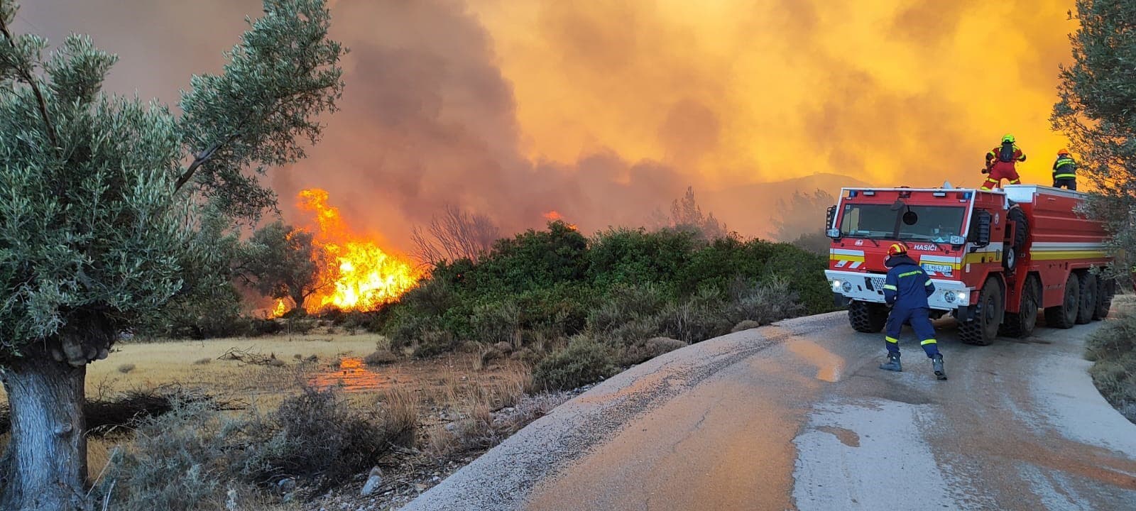 Slovenskí hasiči pri požiari na Rodose v júli 2023. 
