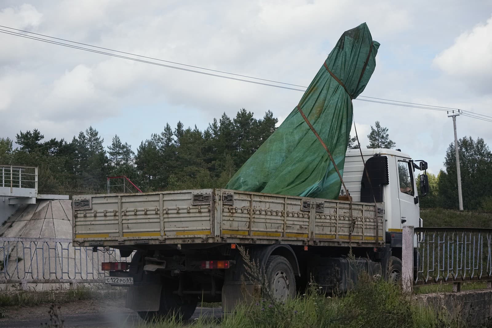 Na snímke nákladné auto odchádza s časťou súkromného lietadla, ktoré malo patriť Jevgenijovi Prigožinovi.