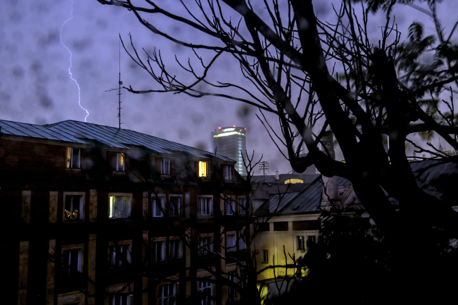 Blesky nad budovou Národnej banky Slovenska počas búrky v Bratislave v pondelok večer.