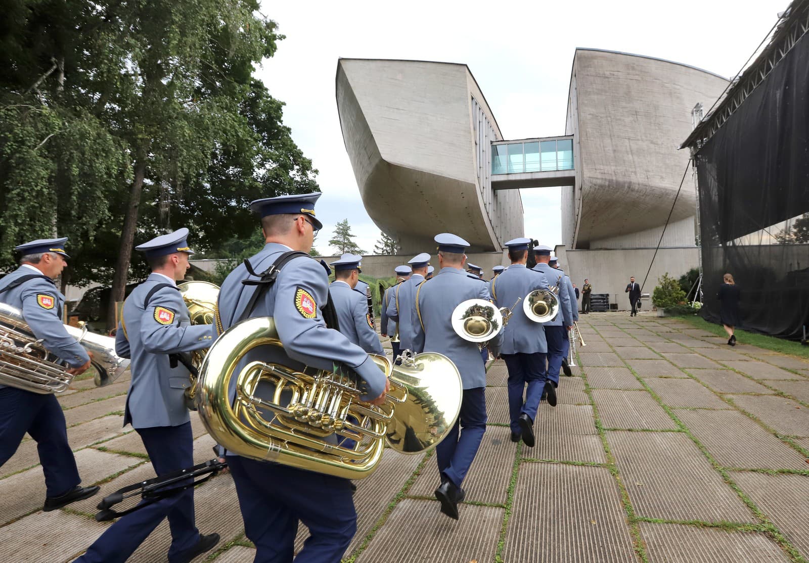 Vojenská hudba prichádza na oslavy 79. výročia Slovenského národného povstania.