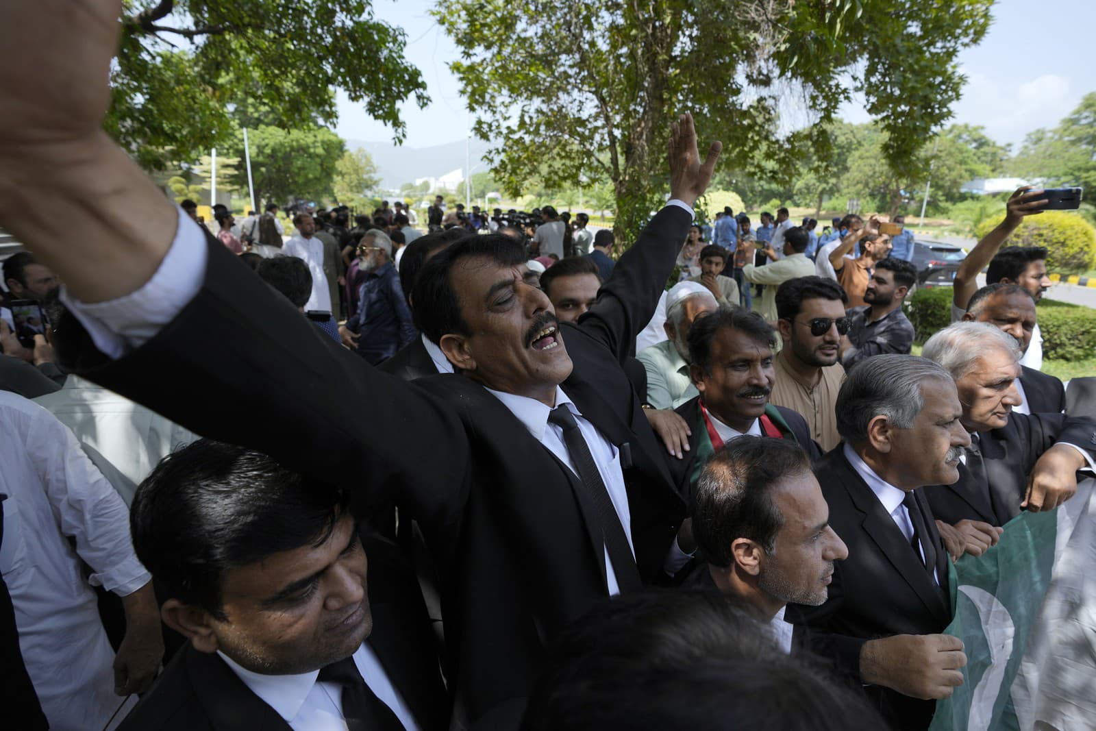 Podporovatelia expremiéra Imrana Chána pred súdom
