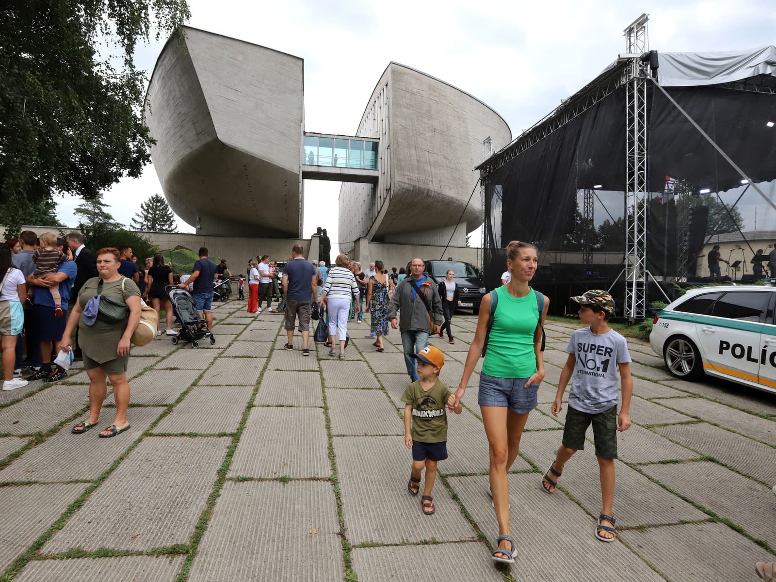 Návštevníci prichádzajú na oslavy 79. výročia Slovenského národného povstania (SNP), ktoré sa konali v areáli Múzea SNP v Banskej Bystrici