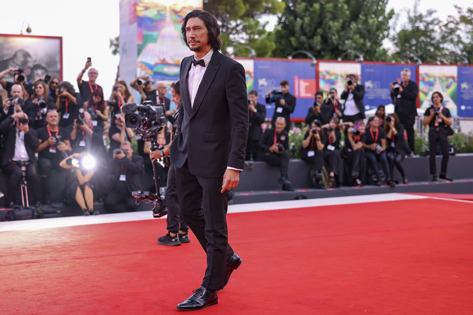 Adam Driver počas premiéry filmu Ferrari