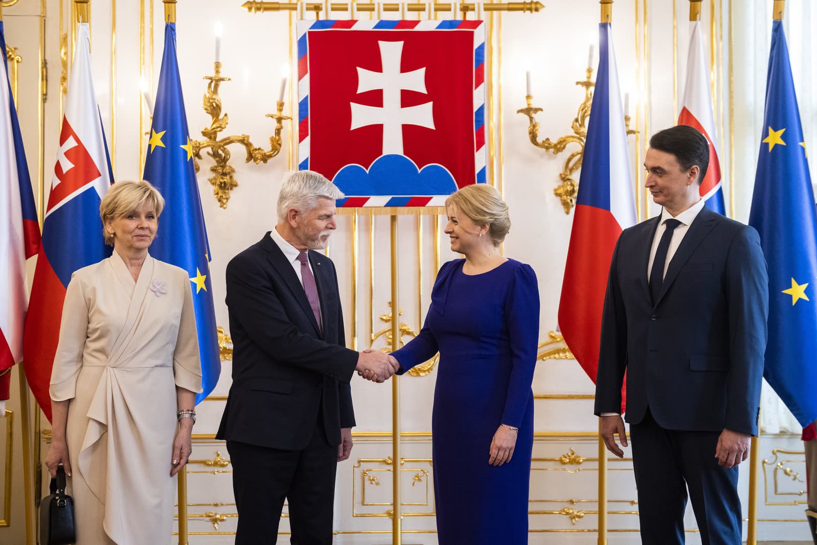 Manželka českého prezidenta Petra Pavla Eva Pavlová (úplne vľavo).