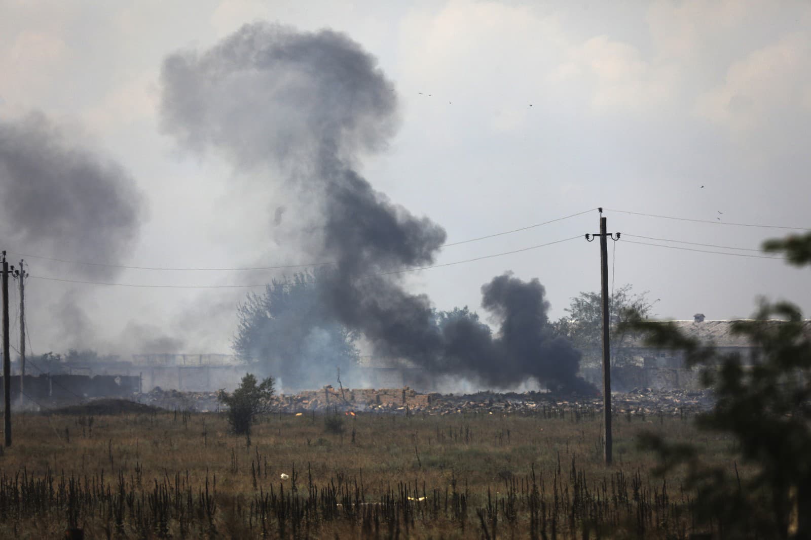 Nad miestom výbuchu v muničnom sklade ruskej armády na Kryme stúpa dym