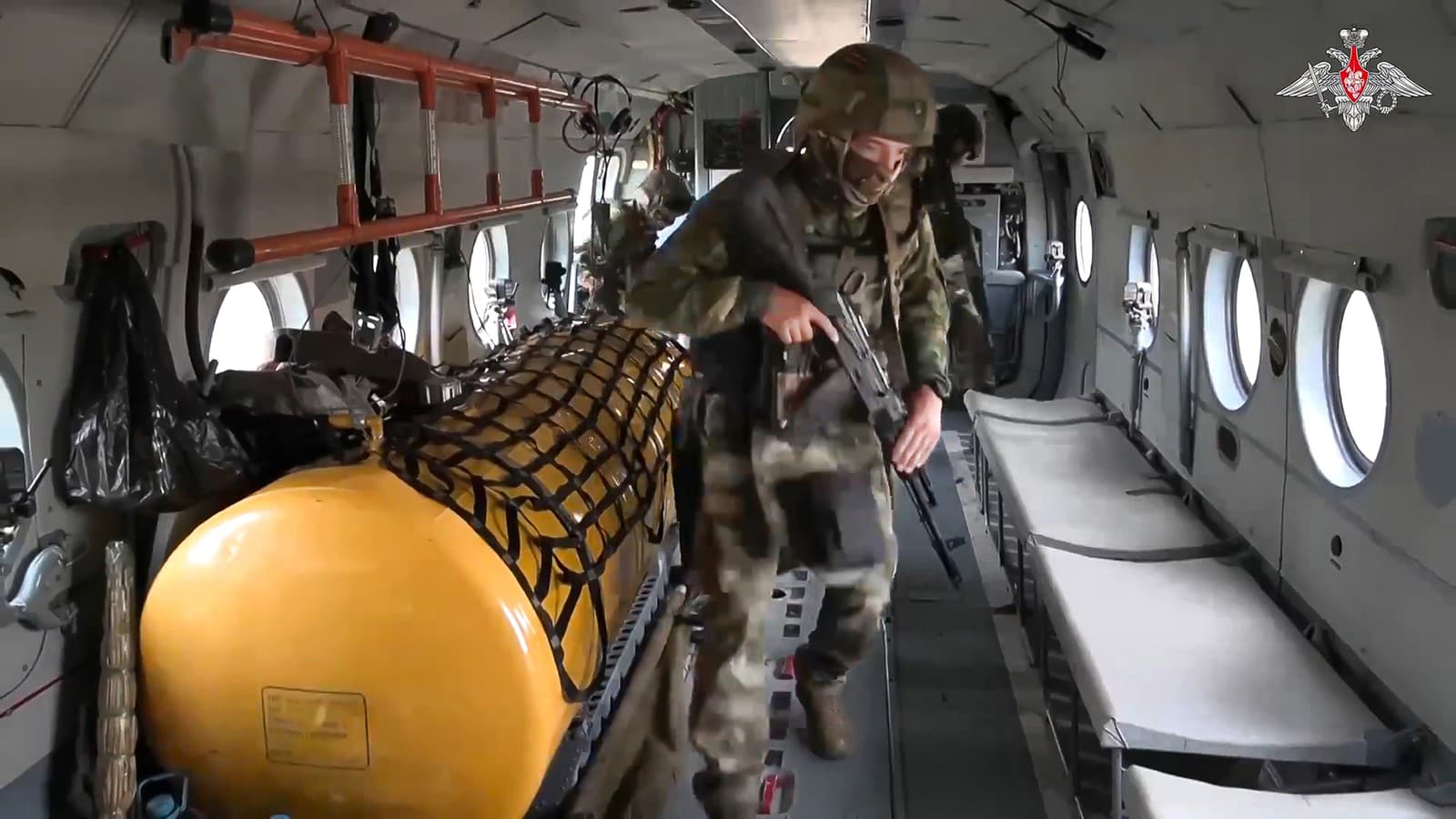 Na snímke z videa, ktoré zverejnila tlačová služba ruského ministerstva obrany v nedeľu 24. septembra 2023, vojaci zaujímajú svoje miesta vo vojenskom vrtuľníku ruského letectva pred vojenskou akciou na neznámom mieste na Ukrajine.