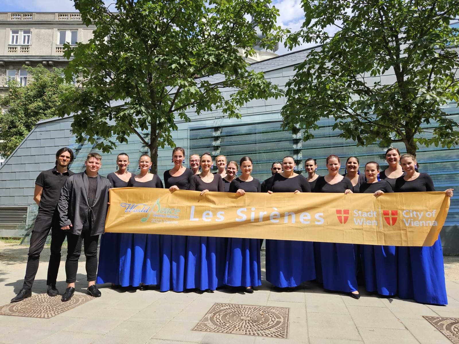 Sirény v kompletnej zostave nastupujú