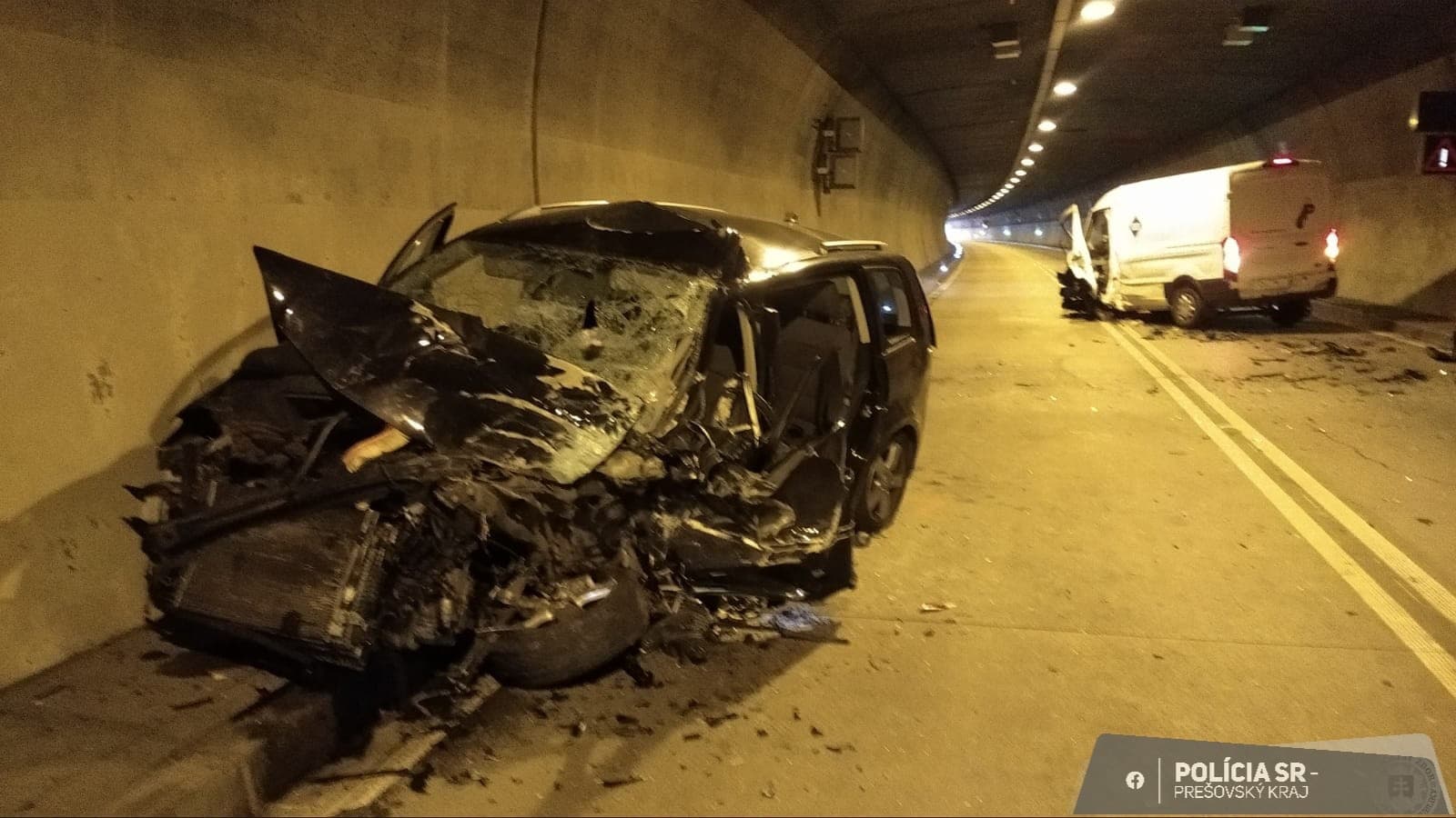 V tuneli Branisko sa dnes zrazilo osobné auto s dodávkou