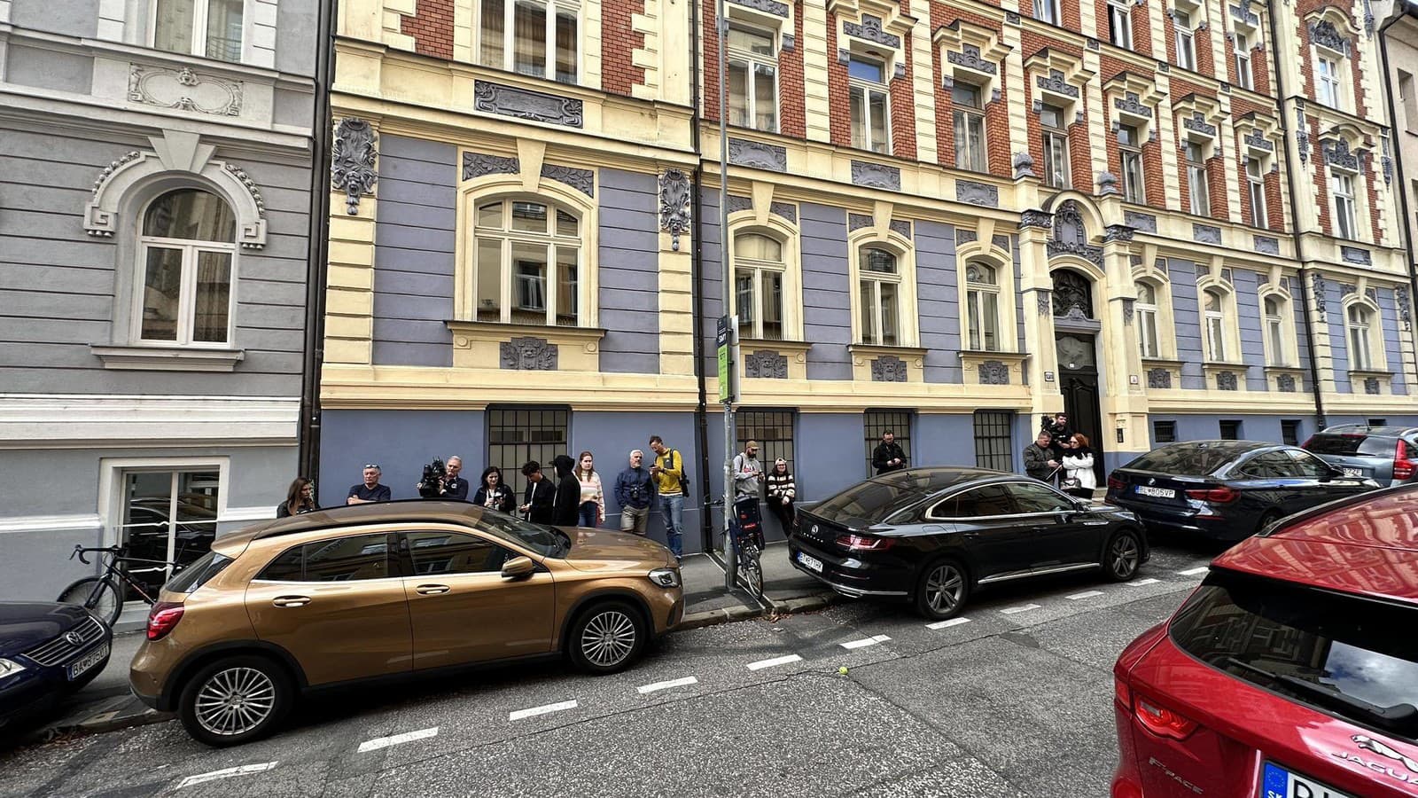 NAKA zasahuje na Leškovej ulici v budove, kde sídli aj Fun radio Borisa Kollára.