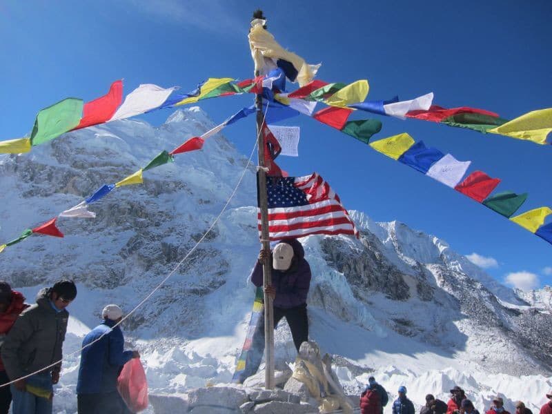 Vanessa O´Brienová na vrchole Mont Everestu v roku 2012. Zdroj_Artis_Omnis