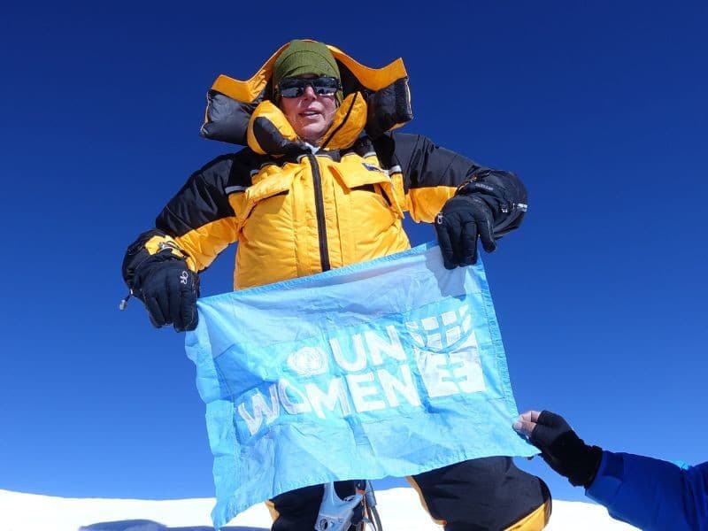 Na vrchole K2 s vlajkou OSN Ženy.