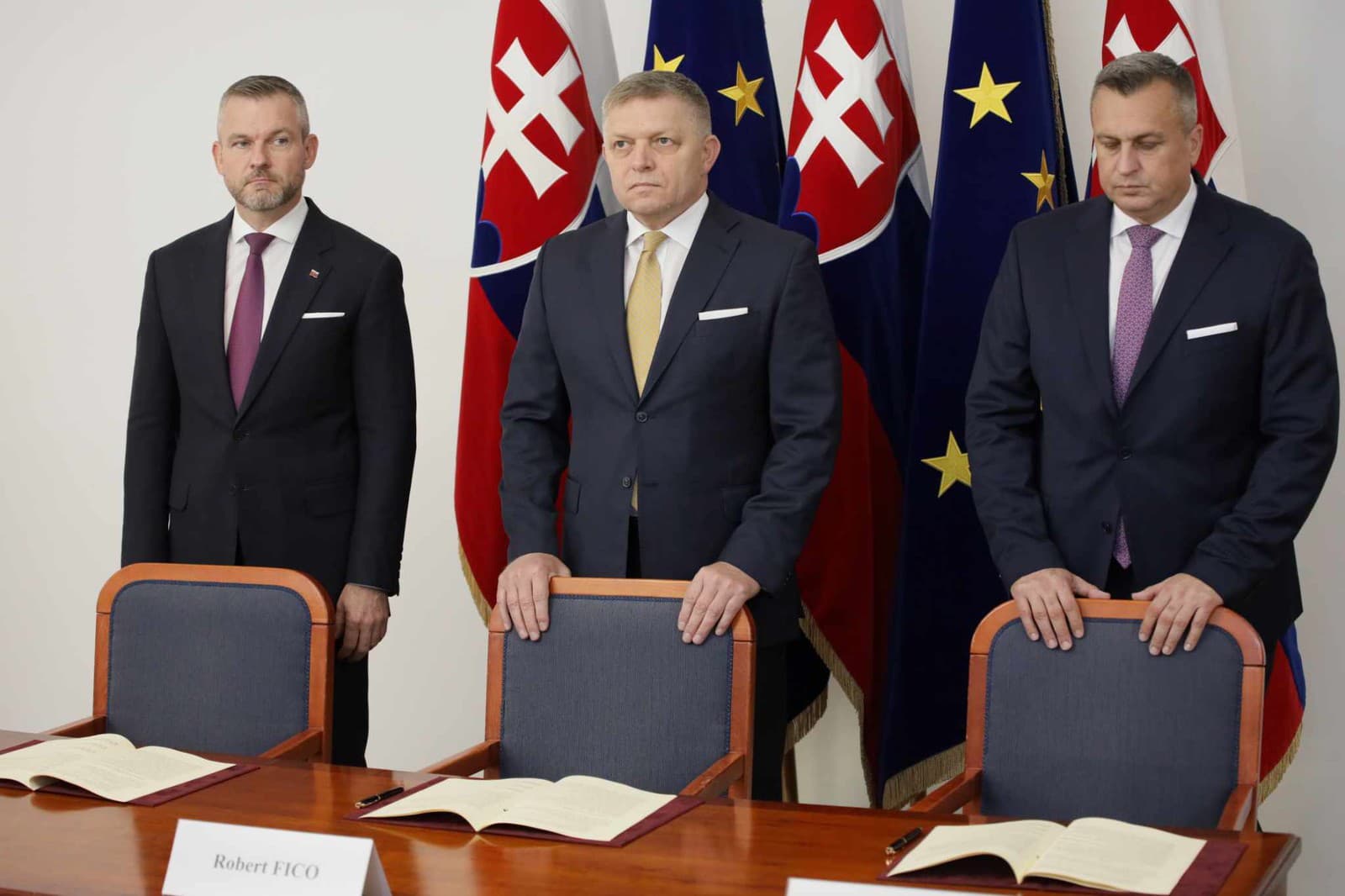 Lídri strán Smer-SD, Hlas-SD a SNS podpísali v pondelok koaličnú dohodu.