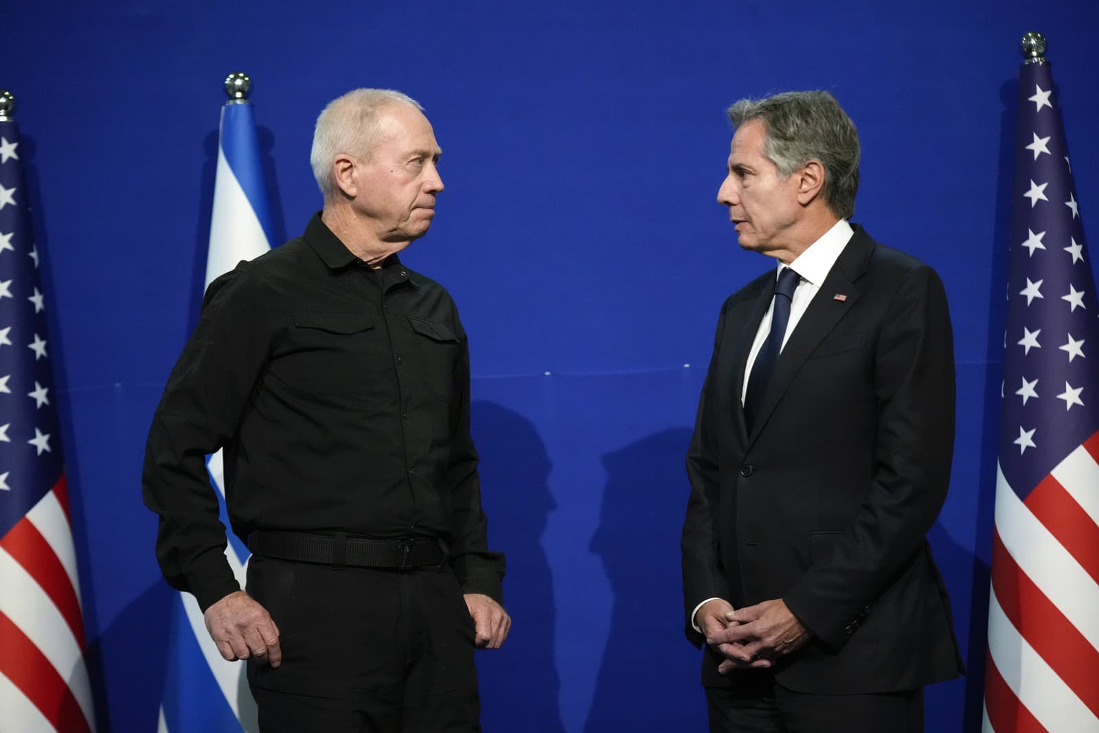 Americký minister zahraničných vecí Antony Blinken (vpravo) a izraelský minister obrany Yoav Gallant robia krátke vyhlásenia pre médiá v Kiryi, sídle izraelského ministerstva obrany, v pondelok 16. októbra 2023 v Tel Avive.