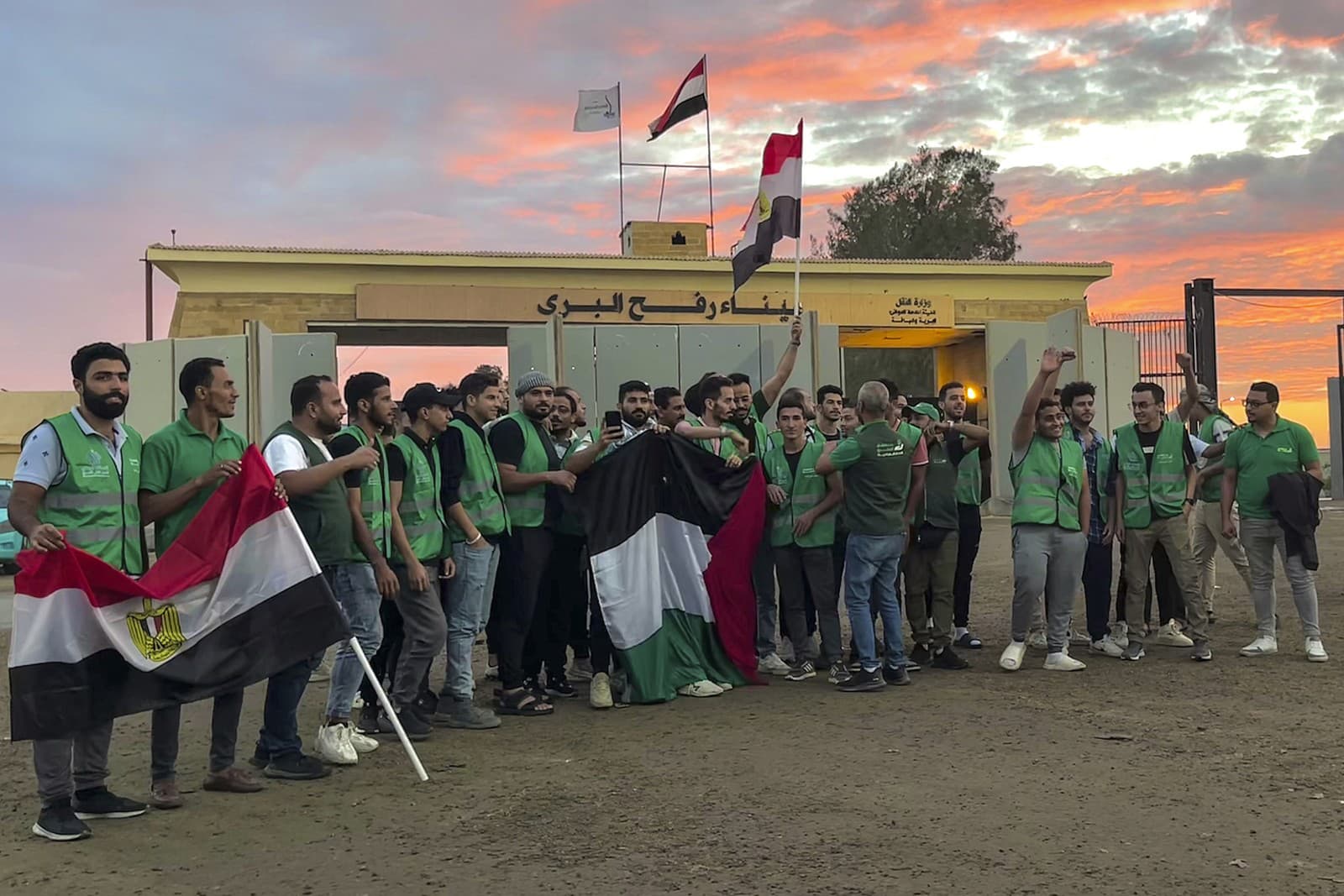 Egyptskí dobrovoľníci na hraničnom priechode Rafah