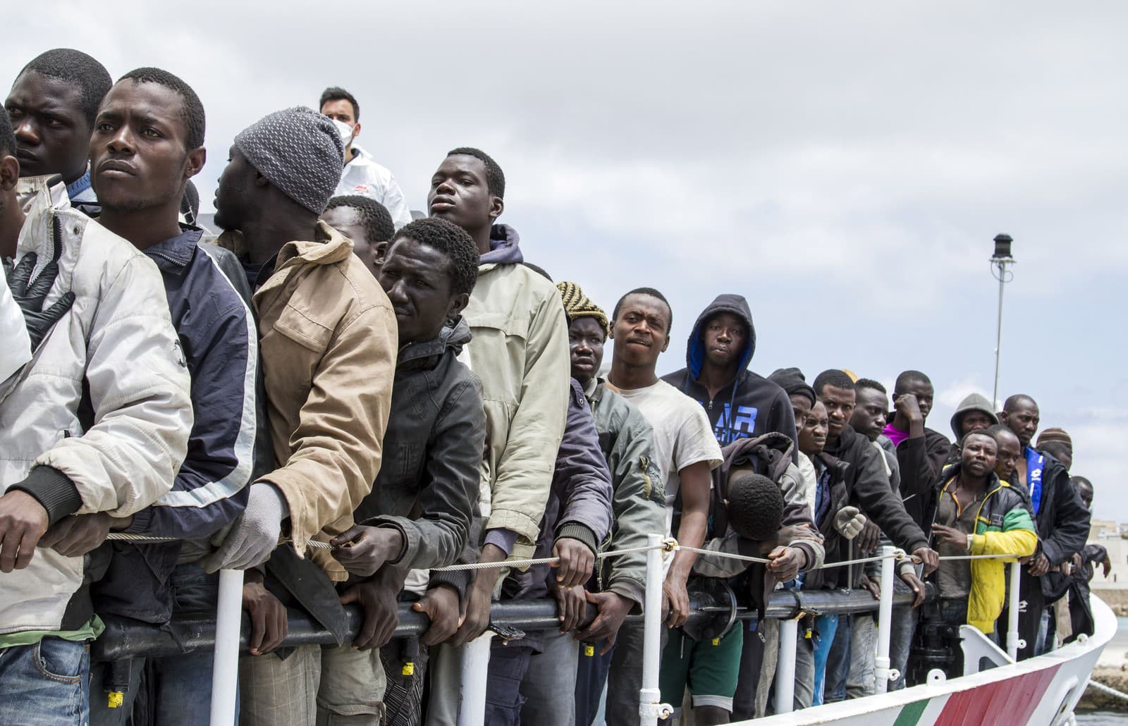 Utečenci čakajú na vylodenie pri ostrove Lampedusa
