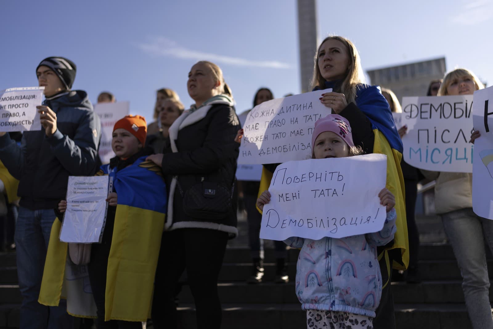 Ženy ukrajinských vojakov demonštrovali za časové obmedzenie služby v armáde