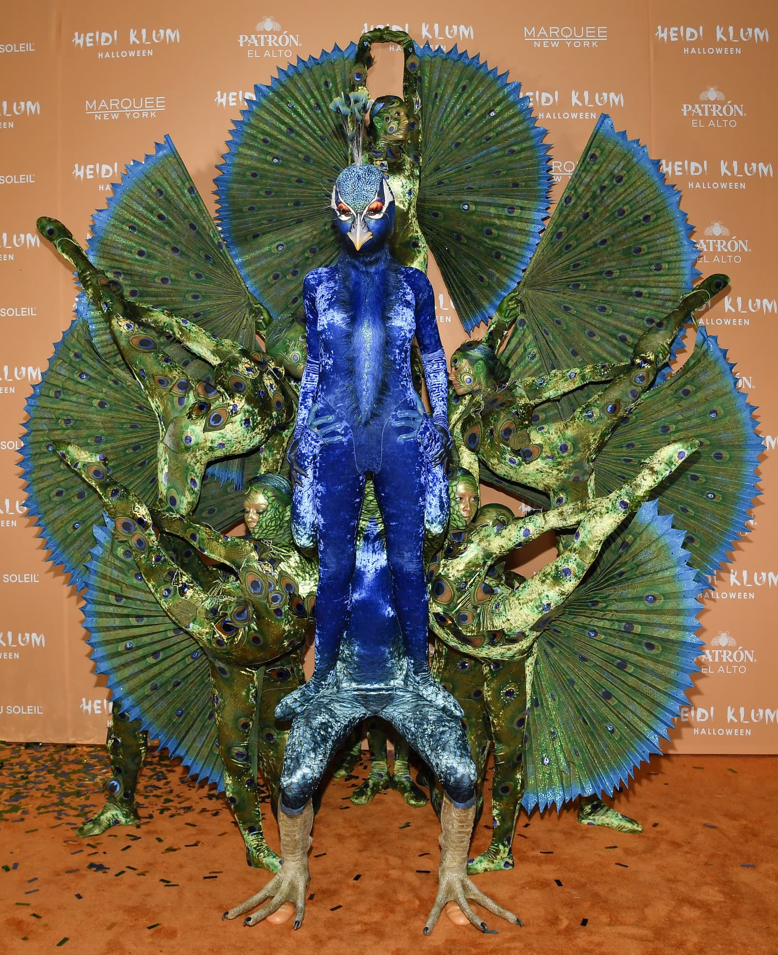Heidi Klum sa predviedla ako páv. Na pomoc si prizvala artistov z Cirque du Soleil. 