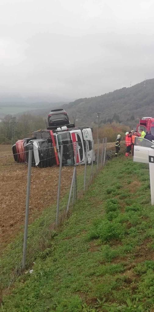 Vyťahovanie havarovaného kamiónu obmedzí