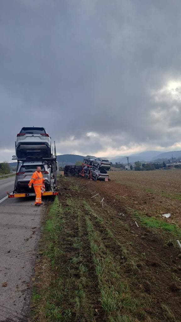 Vyťahovanie havarovaného kamiónu obmedzí