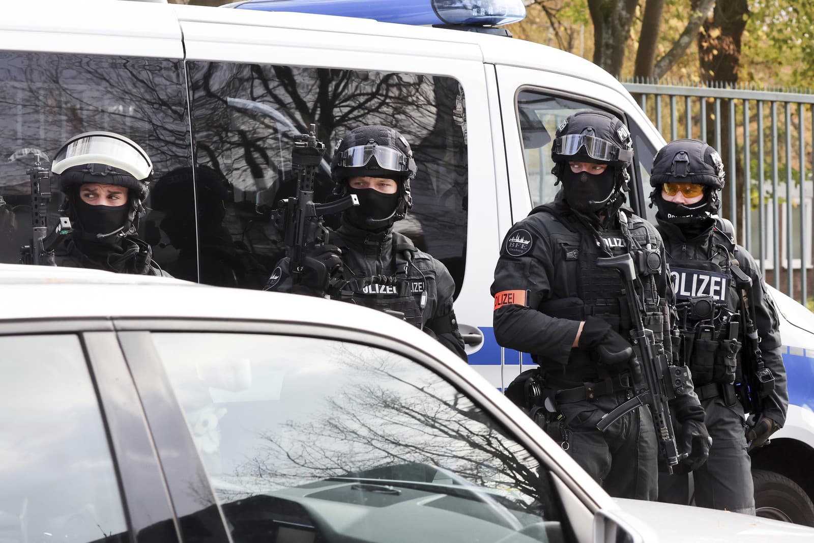 Policajti pred školou v Hamburgu