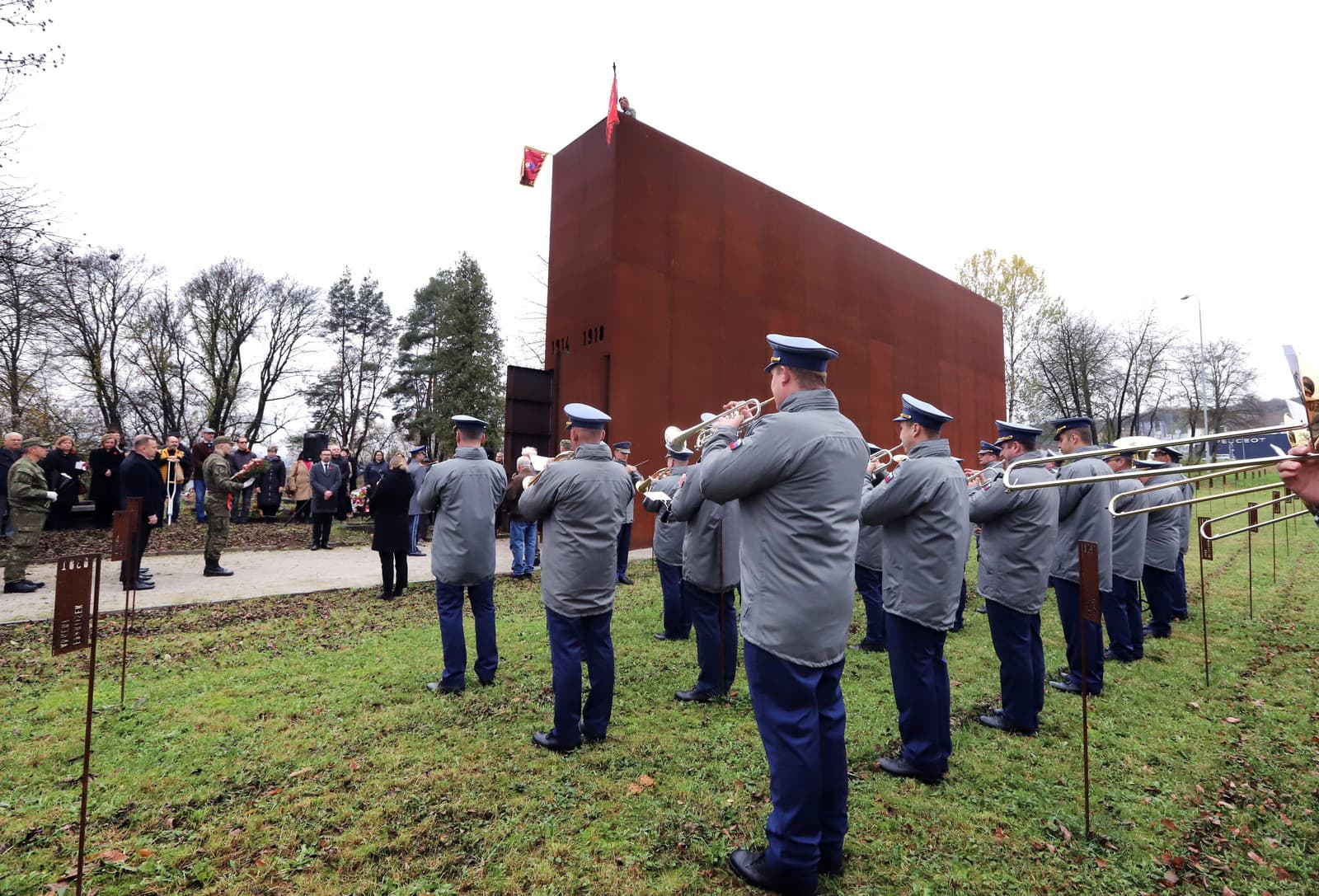 Na snímke Vojenská hudba Banská Bystrica a Monument na vojnovom cintoríne v Majeri v Banskej Bystrici 11. novembra 2023.