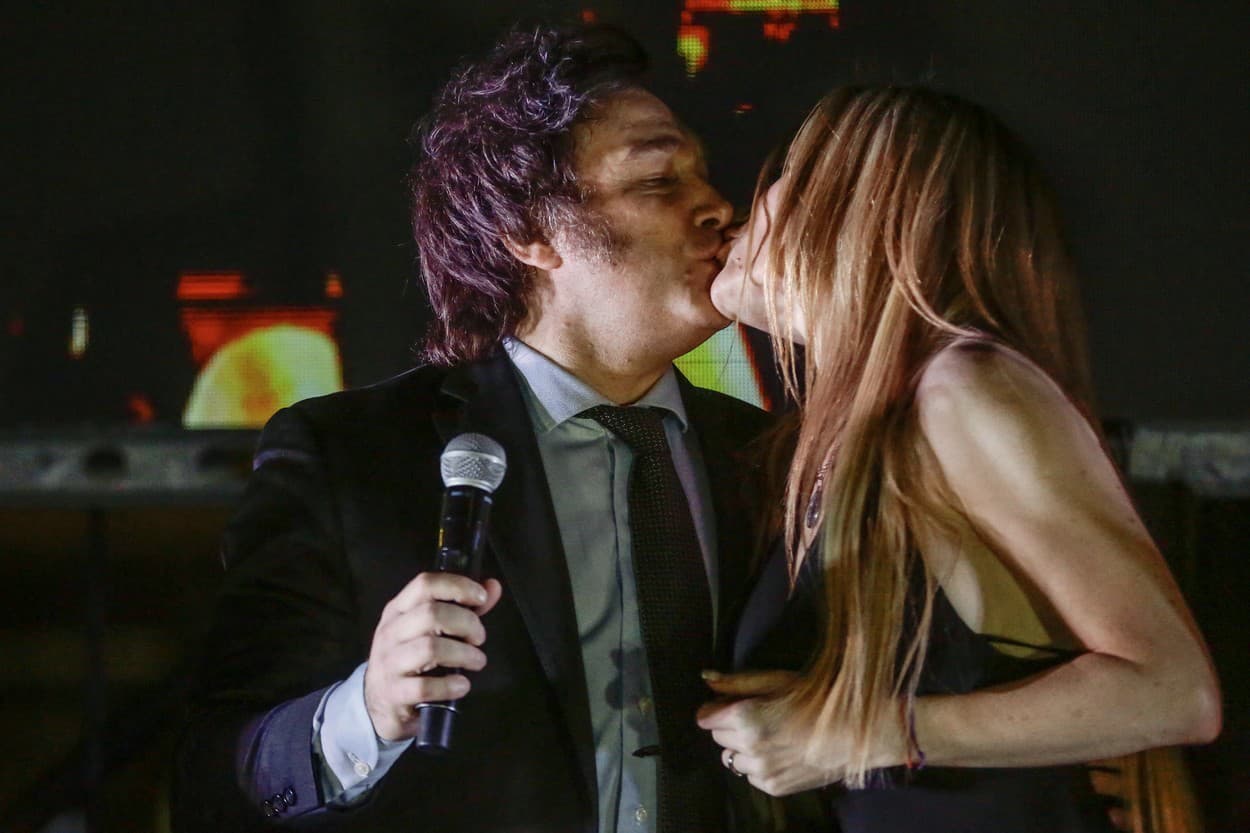Javier Milei oslávil víťazstvo so svojou partnerkou herečkou Fatimou Florézovou.
