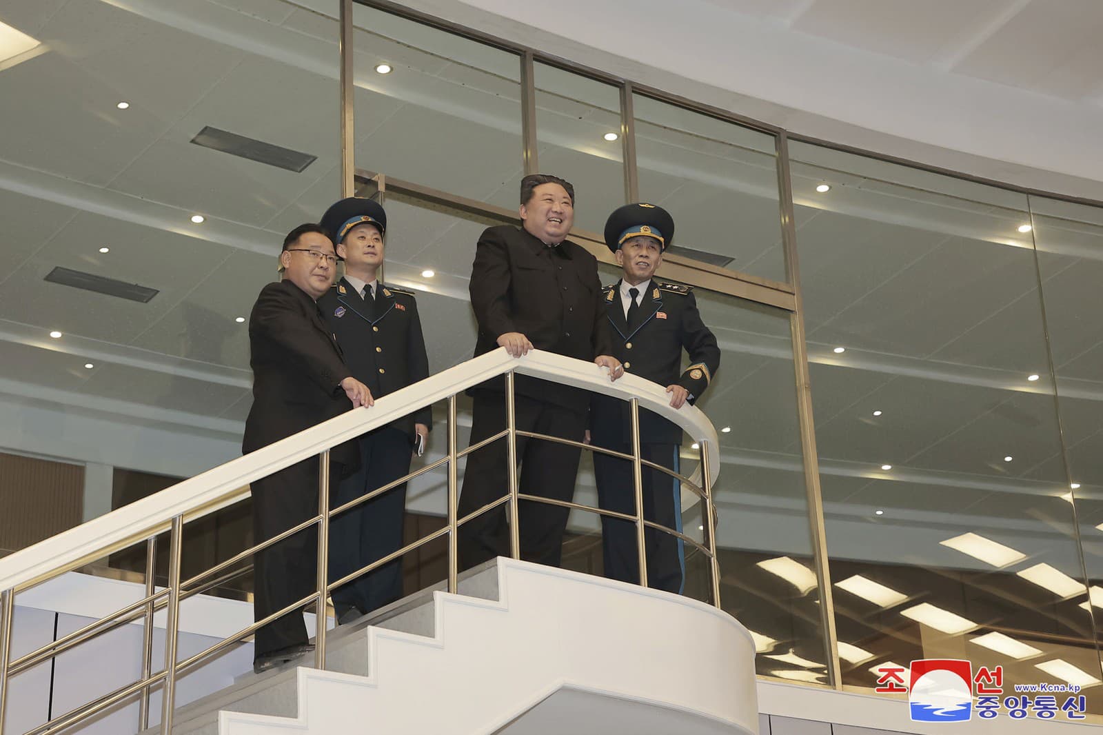 Na snímke poskytnutej severokórejskou vládou severokórejský vodca Kim Čong-un sleduje stav satelitu v satelitnom riadiacom centre v severokórejskom Pchjongjangu v stredu 22. novembra 2023
