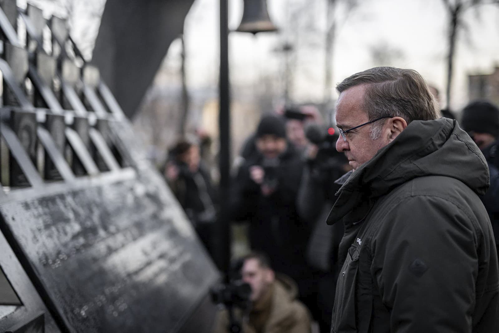 Na snímke nemecký minister obrany Boris Pistorius vzdáva úctu pri pamätníku ľuďom, ktorí zahynuli pri zrážkach s bezpečnostnými silami počas Revolúcie dôstojnosti na Námestí nezávislosti (Majdan) v Kyjeve v utorok 21. novembra 2023.