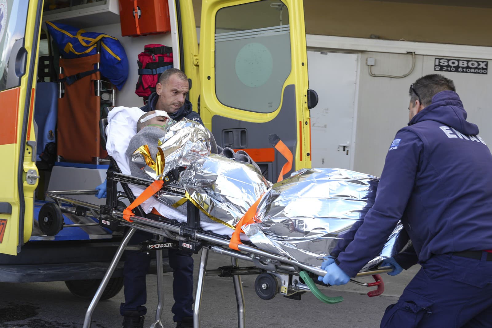 Zdravotníci prevážajú preživšieho zo stroskotanej lode do nemocnice na severovýchodnom ostrove Lesbos v Egejskom mori v Grécku v nedeľu 26. novembra 2023.