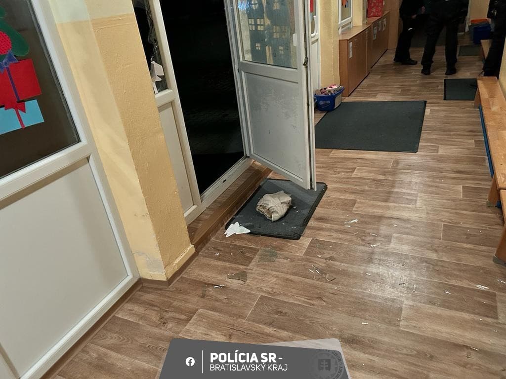 Bratislavskí policajti obvinili 46-ročného muža, ktorý chcel v noci vykradnúť materskú školu.