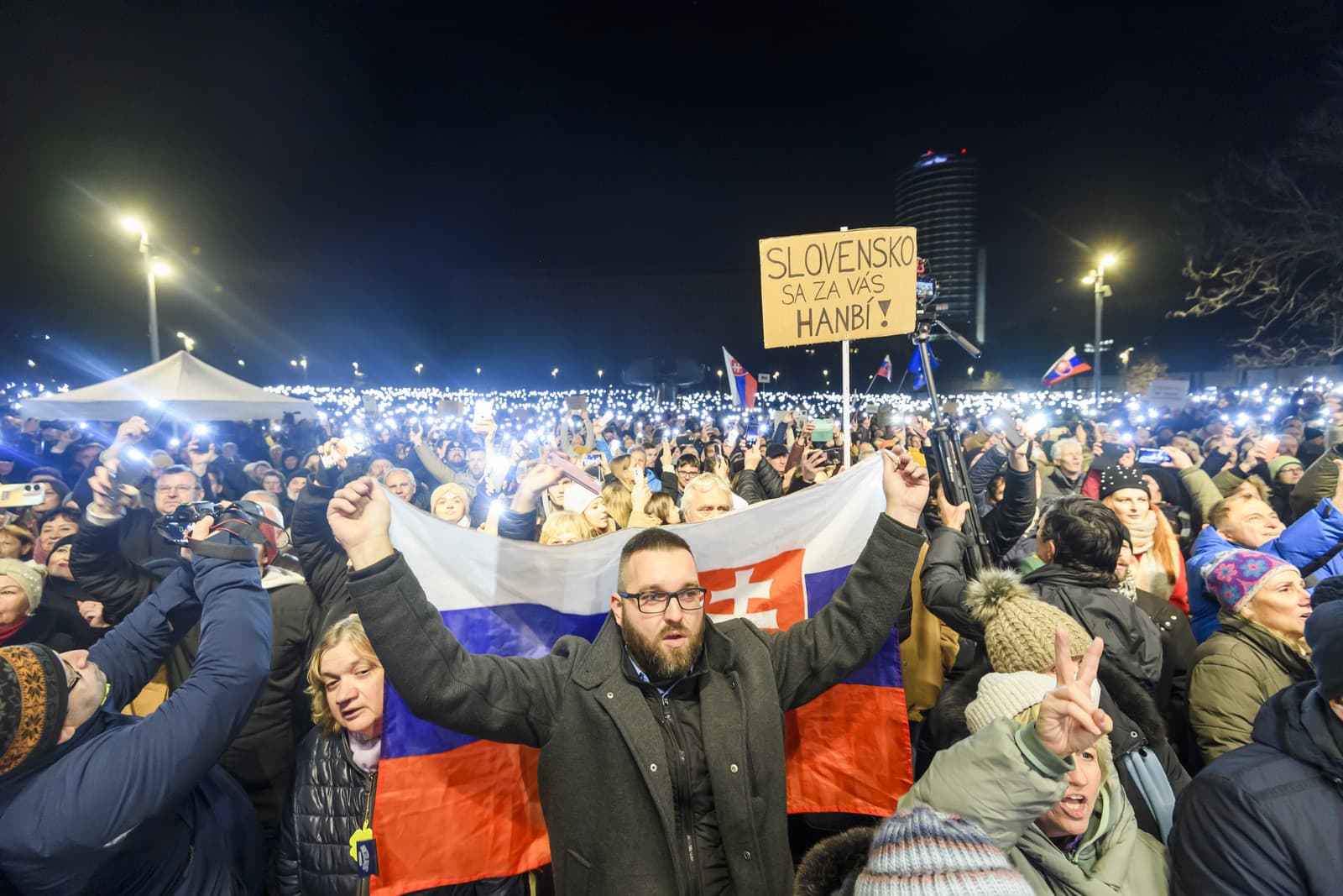 Na snímke ľudia sa účastnia na druhom spoločnom proteste opozície - hnutia Progresívne Slovensko (PS), strany Sloboda a Solidarita (SaS) a Kresťanskodemokratického hnutia proti rušeniu Úradu Špeciálnej prokuratúry (ÚPŠ) pred Úradom vlády SR v Bratislave 12. decembra 2023.