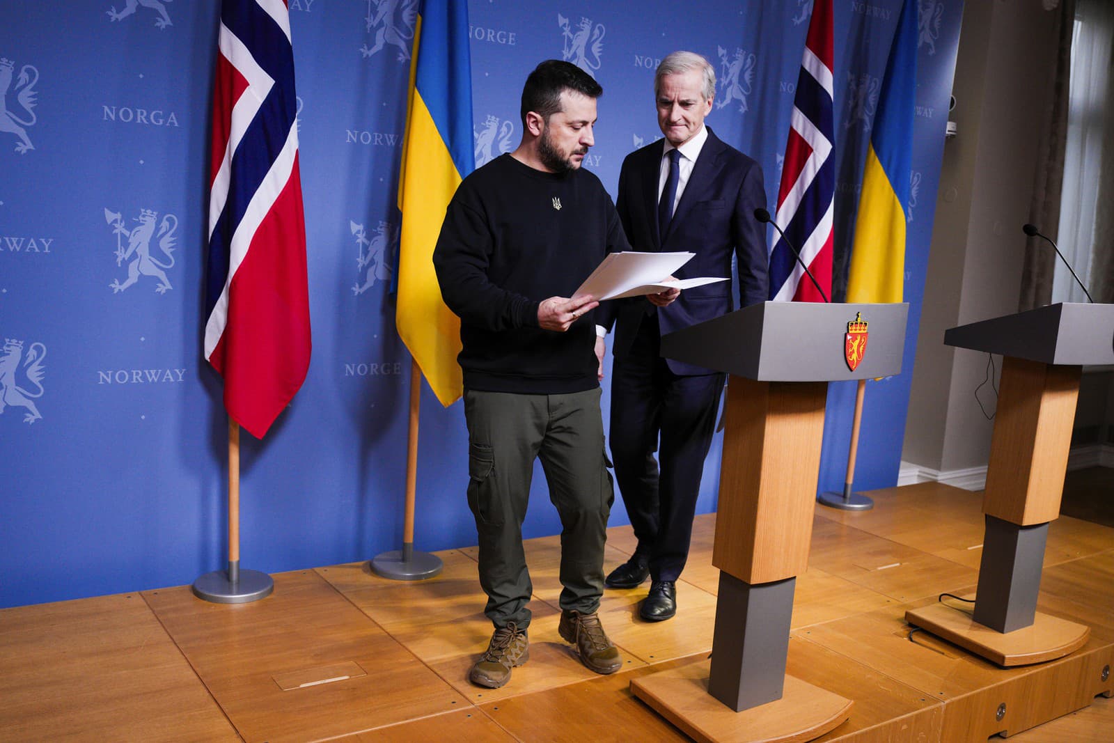 Ukrajinský prezident Volodymyr Zelenskyj (vľavo) a nórsky premiér Jonas Gahr Støre počas tlačovej konferencie v reprezentačnom sídle vlády v Osle v stredu 13. decembra 2023.
