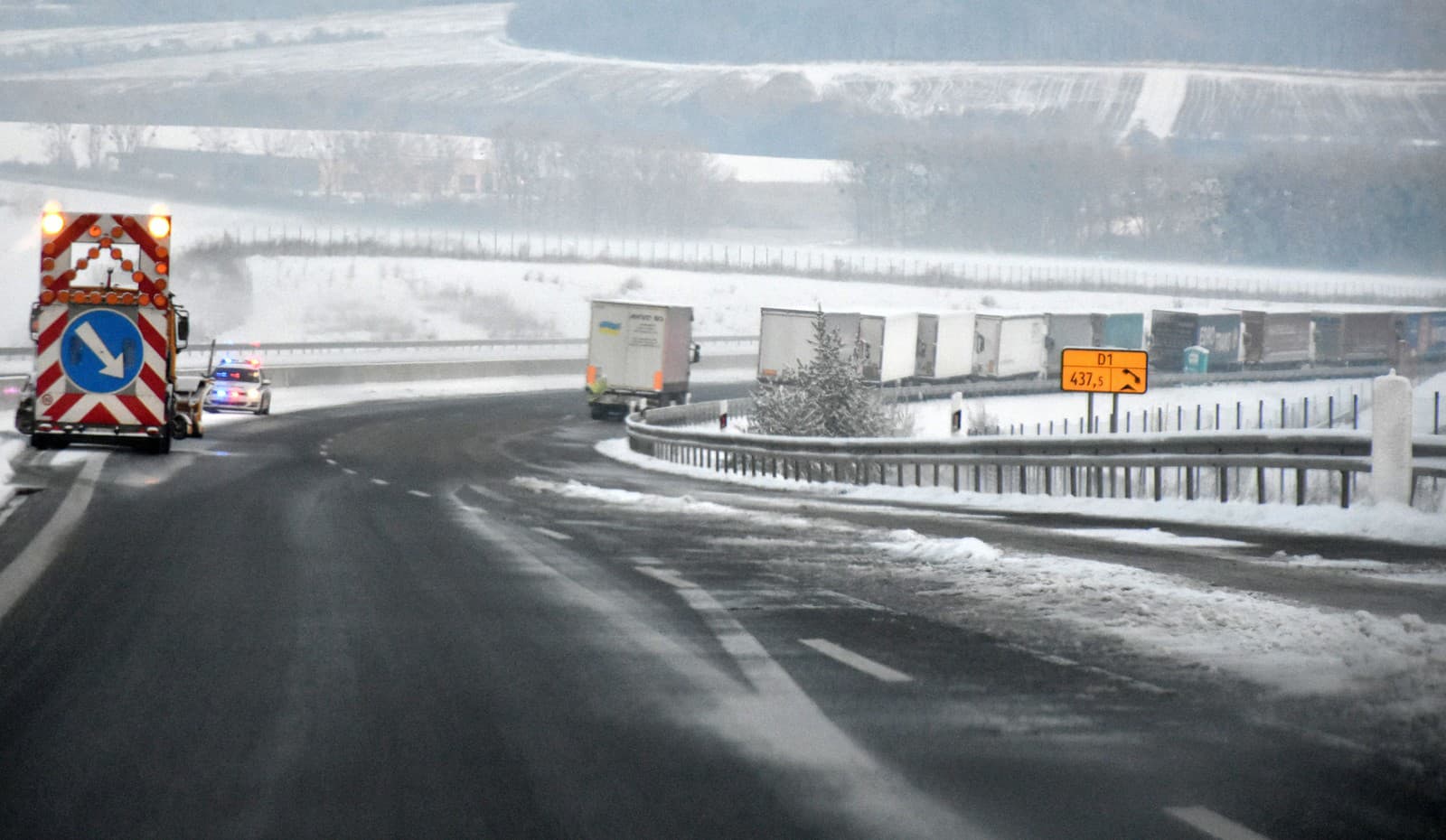Kamióny sú odstavované v súvislosti s blokáciou hraničného priechodu Vyšné Nemecké a hustotou kamiónovej dopravy smerujúcou k hranici s Ukrajinou