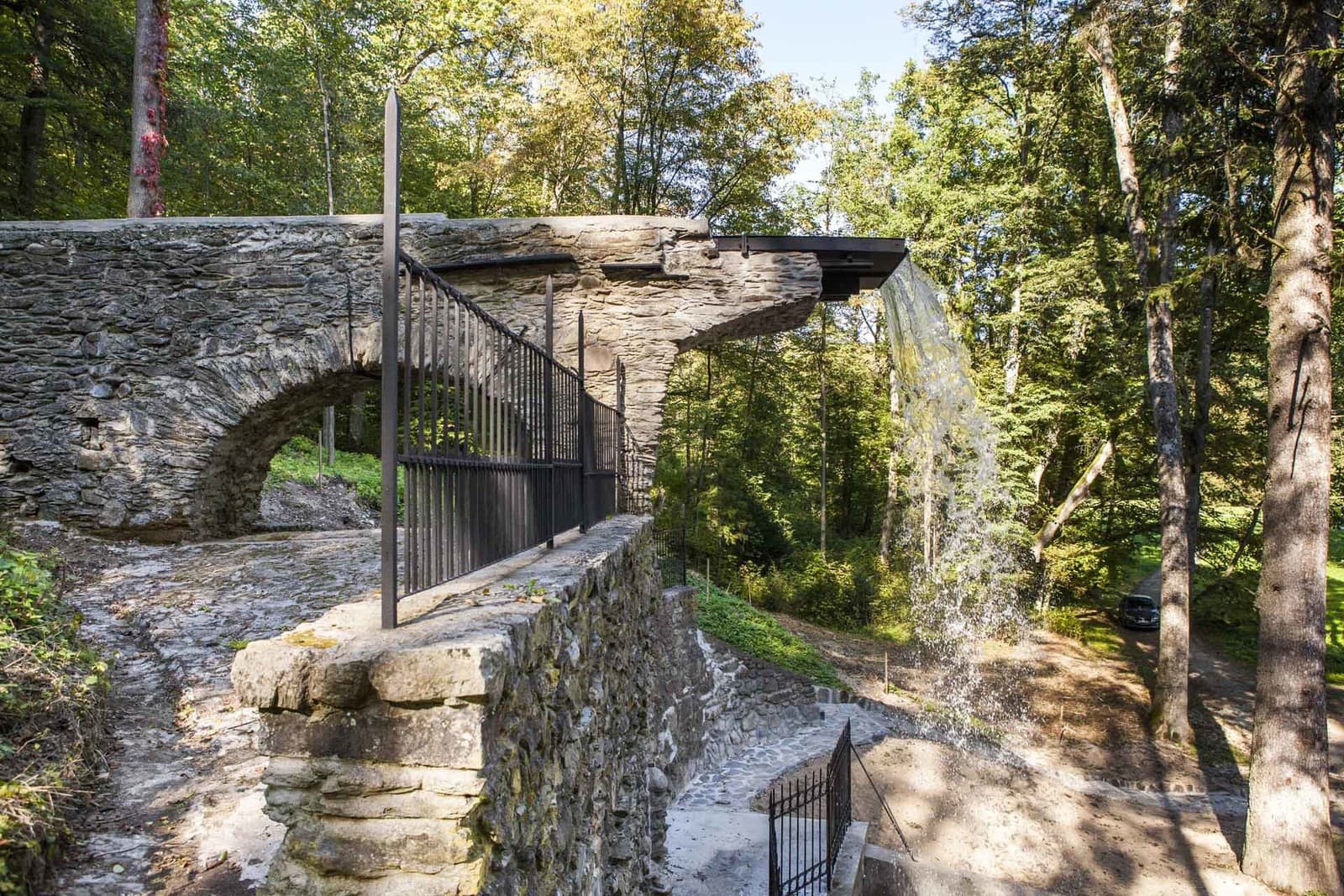 Betliarsky park patrí vďaka zachovalým krajinárskym útvarom a cenným architektúram medzi najvýznamnejšie historické záhrady Európy – jeho súčasťou je aj zrekonštruovaný tzv. Rímsky vodopád. 